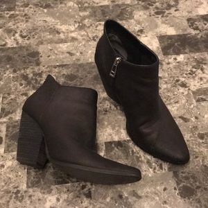 CHARLES DAVID BLOCK HEEL BOOTIES. SZ 10.